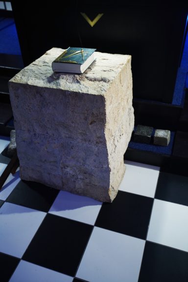 Ugaoni kamen sa svetom knjigom